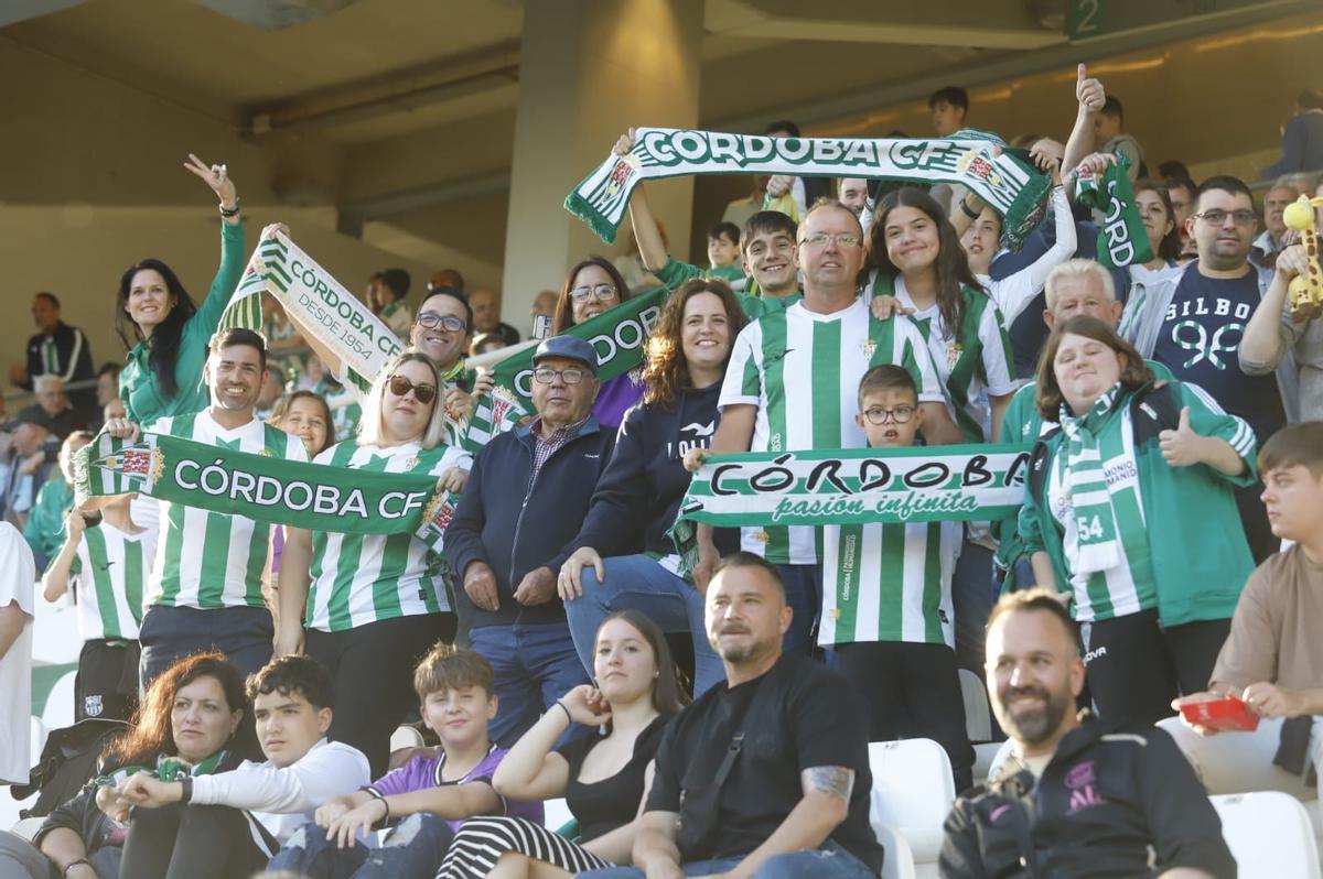 Córdoba CF-Cádiz: las imágenes de la afición blanquiverde en El Arcángel Córdoba CF-Cádiz: las imágenes de la afición blanquiverde en El Arcángel