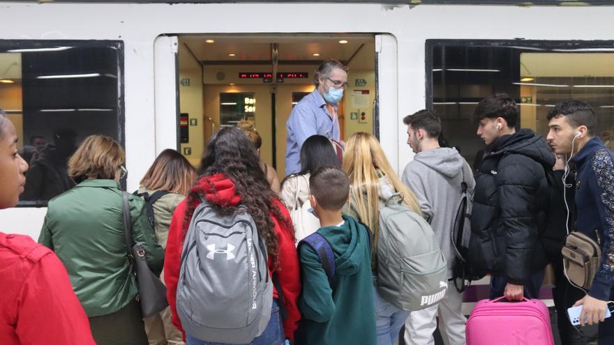 Aglomeracions i retards a Renfe en el primer dia de vaga: &quot;Sempre paguem els mateixos, anava tothom apilonat&quot;