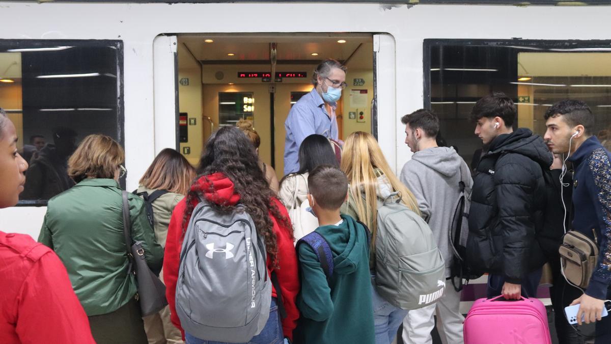 Passatgers esperant pujar a un tren regional a Sants coincidint amb la vaga de Renfe convocada per la CGT.