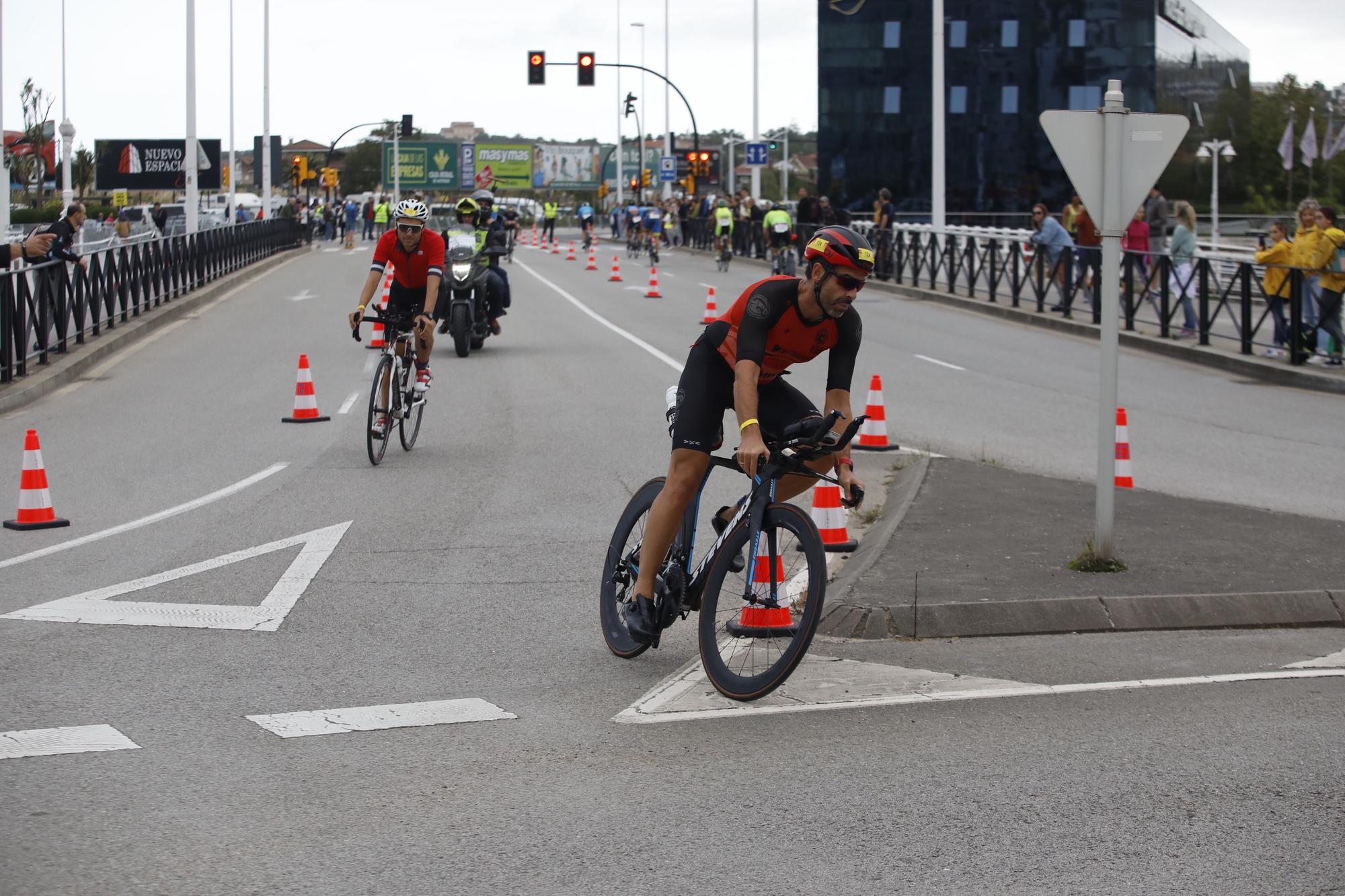 Julen Lopetegui, sobrino del exentrenador del Sevilla, y Beatriz Tenrreiro ganan el Triatlón Ciudad de Gijón-Playa de San Lorenzo