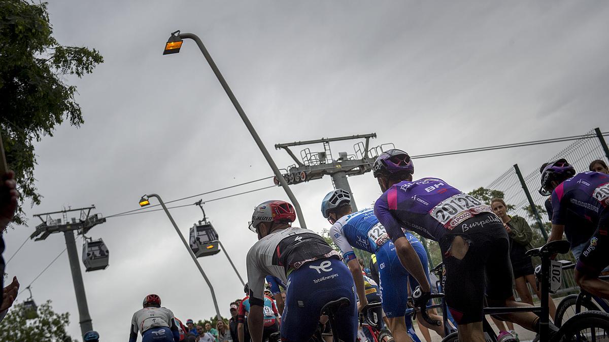 Ciclistas ascienden bajo la iluminación de las luces hacia el castillo de Montjuic en el tramo final de la segunda etapa de la Vuelta a España con llegada a Barcelona.