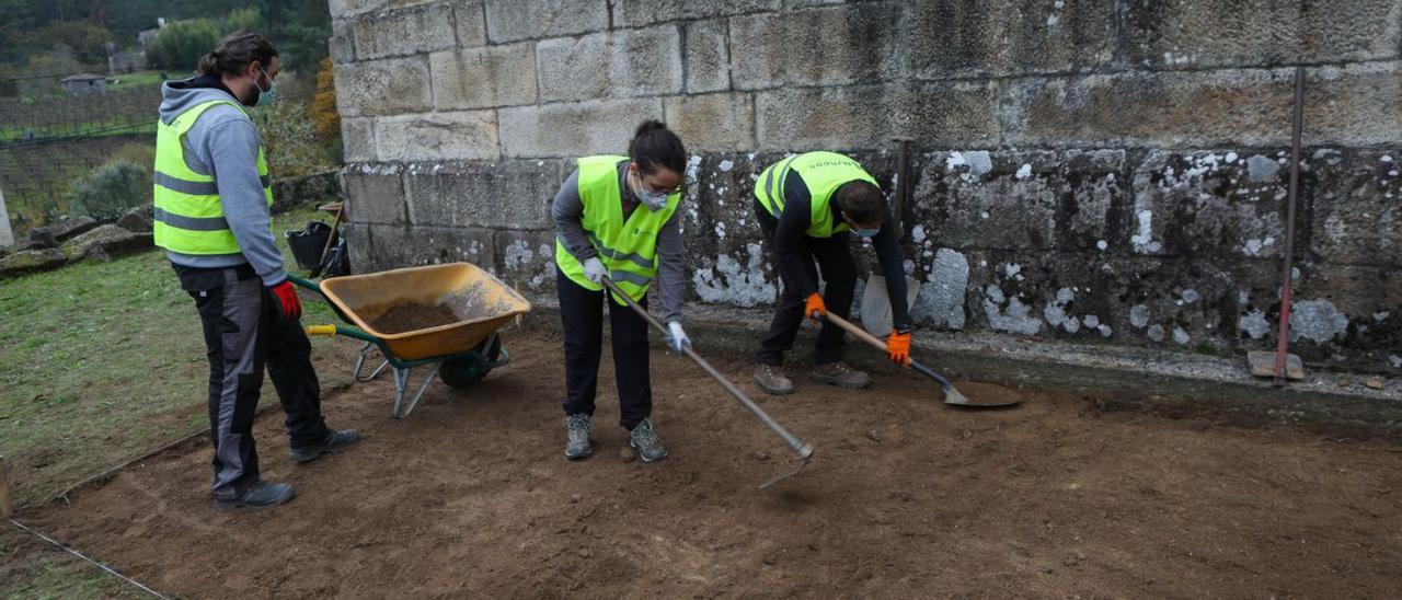 El grupo de arqueología en la intervención de la fosa de Filgueira, en Crecente.   | // ANXO GUTIÉRREZ