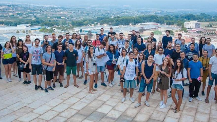 El grupo de alumnos que ha visitado la población en la plaza de la ermita de La Sang con el casco urbano de Castalla de fondo.