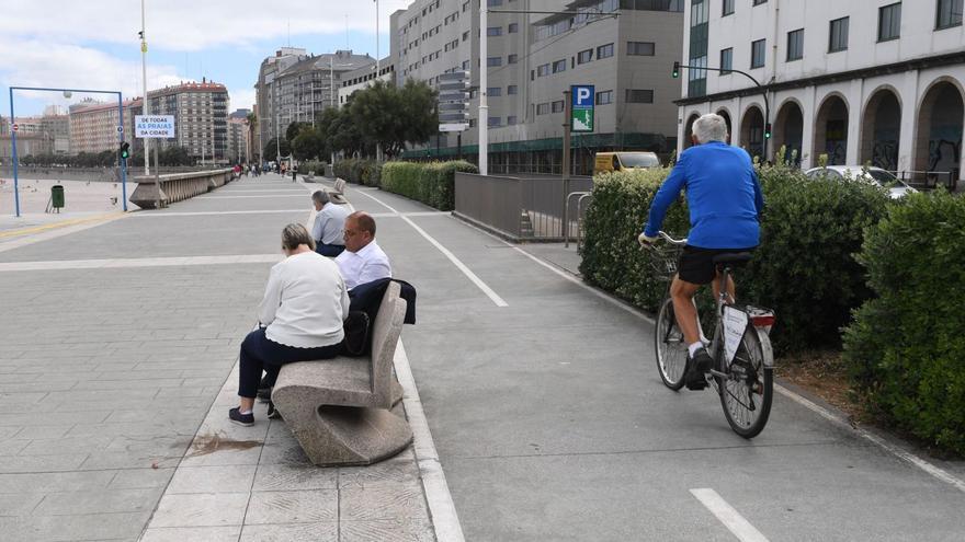 Ir por la acera o llevar auriculares, principales causas de las 78 multas a ciclistas en 2023 en A Coruña