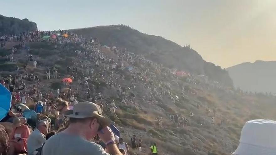 Spektakuläre Bilder: Hunderte verfolgen die Sonnenfinsternis auf den Felsen von Pollença