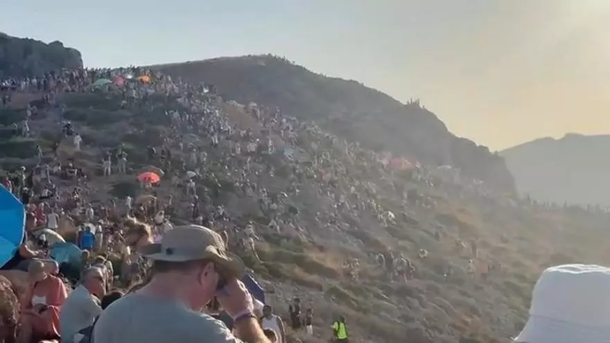 Spektakuläre Bilder: Hunderte verfolgen die Sonnenfinsternis auf den Felsen von Pollença