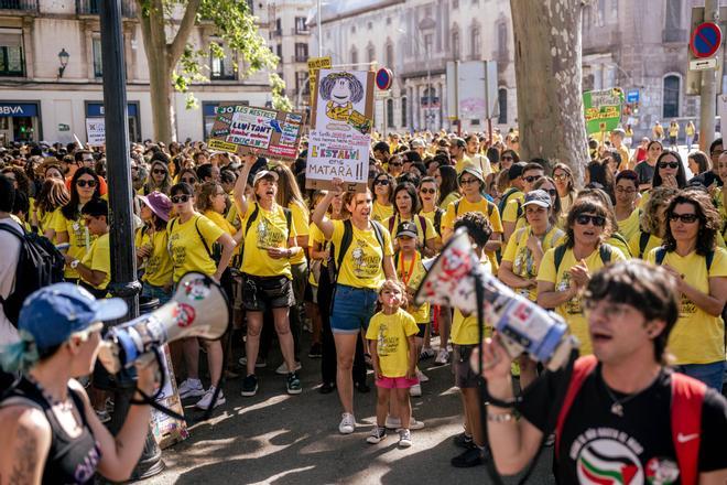 Los sindicatos de profesores mantienen la huelga del lunes mientras consultan al colectivo docente