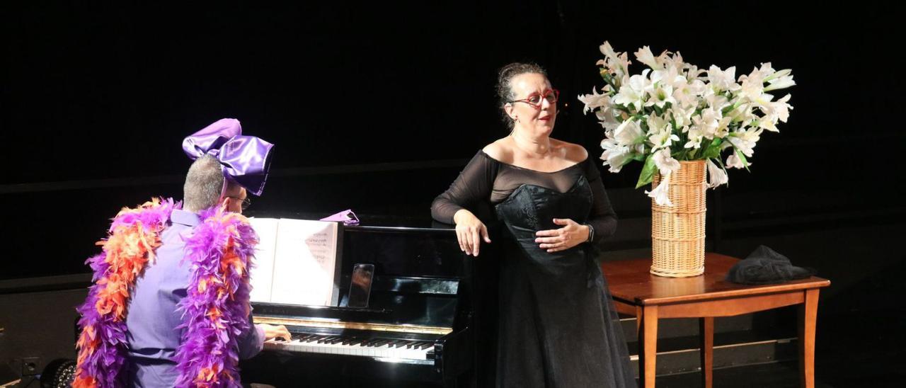 La cantant Marta Fiol i el pianista Carles Puig són els dos intèrprets d’un muntatge a mig camí entre el teatre i el concert | FOTOGRAFIA PROMOCIONAL