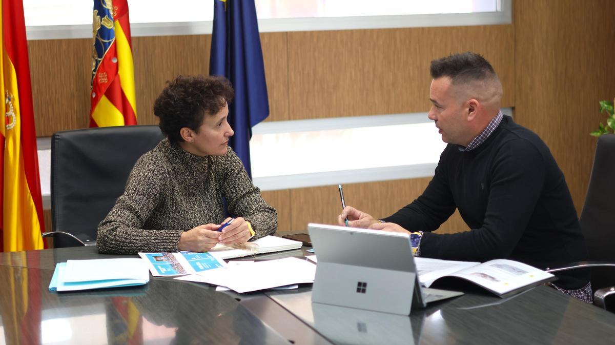 La alcaldesa, Carmina Ballester, durante una reunión con el concejal Paco Pastor.
