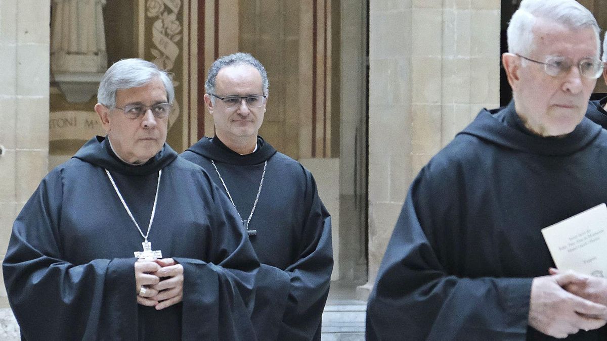 Manel Gasch, al centre, darrere dels dos abats que l’han precedit: Sebastià Bardolet (dreta) i Josep Maria Soler (esquerra)