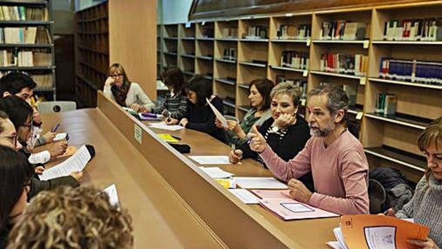 El profesor Benito Pascual dirige el taller de escritura creativa en el IES Universidad Laboral.