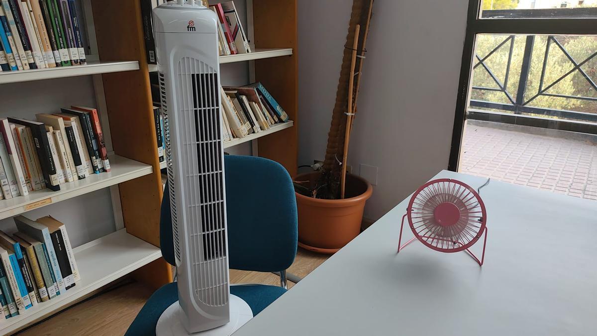 Los ventiladores tratan de refrescar el espacio que se ha quedado sin aire acondicionado.