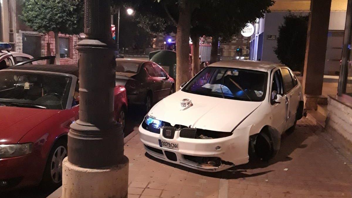 El coche que conducía el sospechoso, en la acera tras abandonarlo y huir a pie.