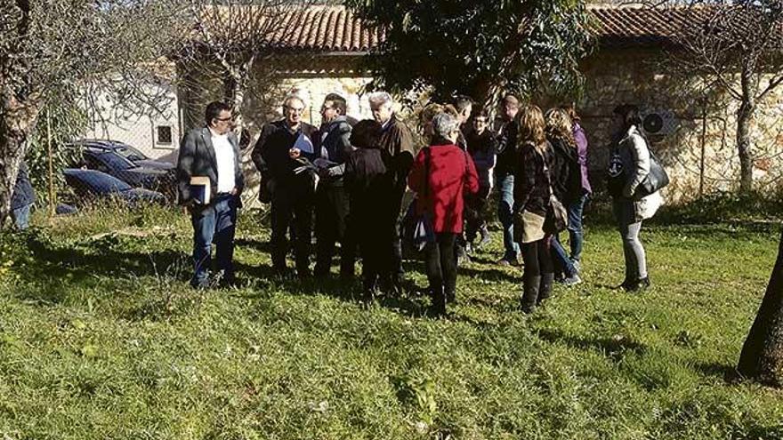 Imagen del solar donde se ubicará el futuro colegio, durante una visita del conseller March y su equipo educativo, el pasado enero.