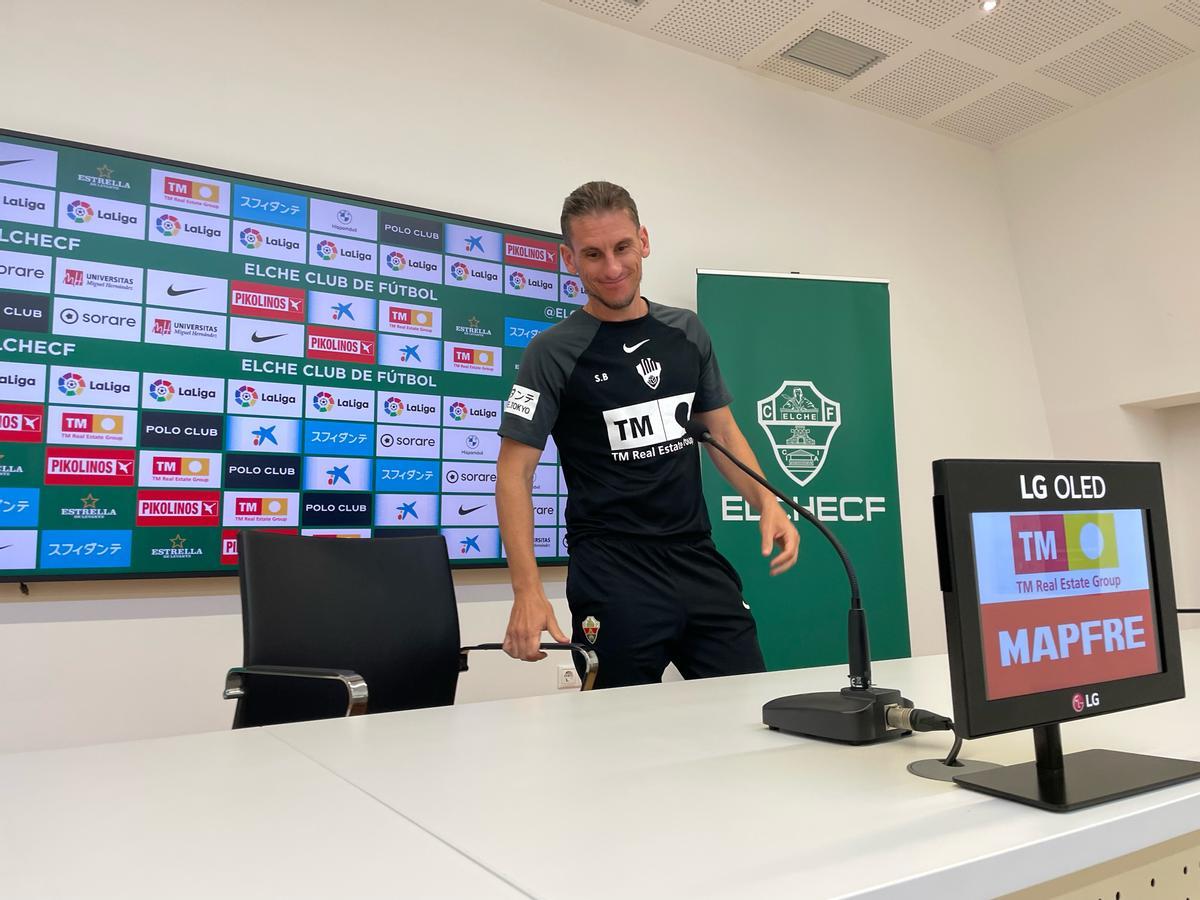 El entrenador del Elche CF, Sebastián Beccacece, al entrar en la sala de Prensa del Martínez Valero