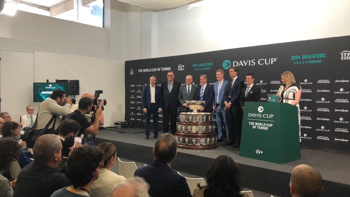 Foto de familia de las autoridades, tras anunciarse que Málaga será de nuevo sede de la Copa Davis en 2024.