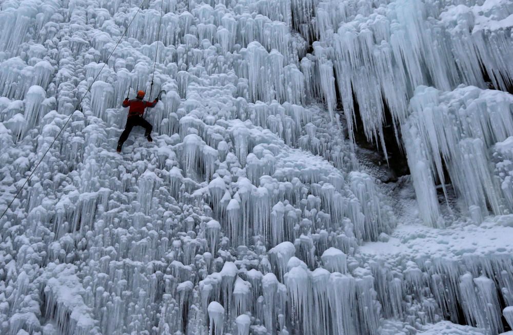 Un escalador remonta un muro de hielo artificial en la ciudad checa de Liberec.