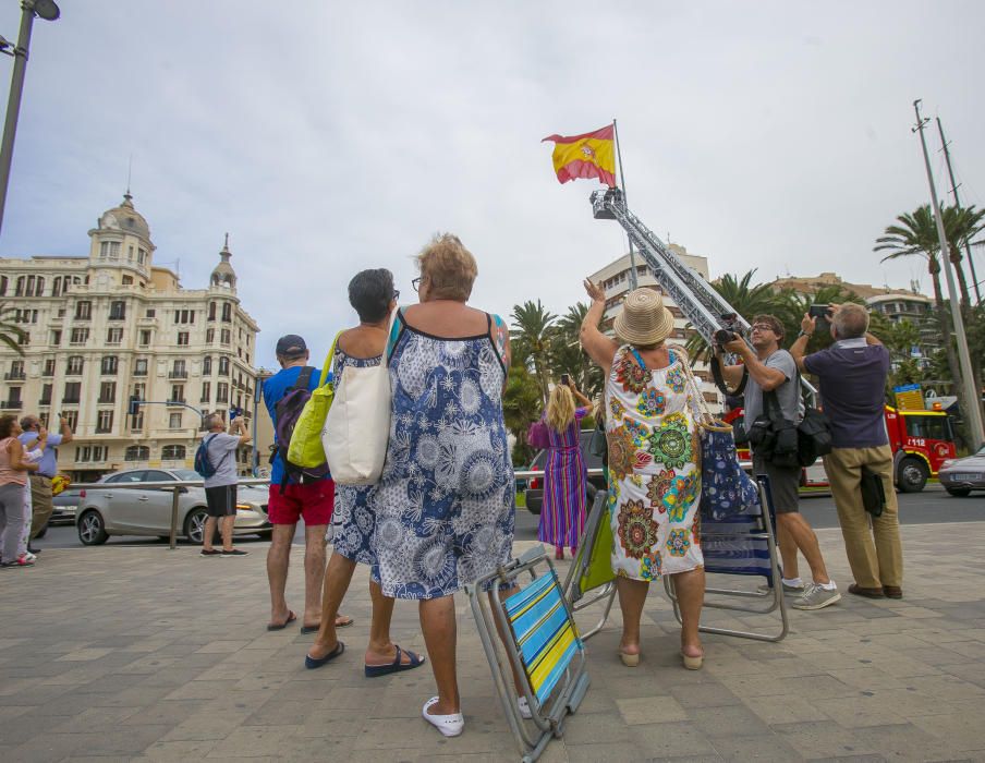 Los "Amigos de la bandera de España" reponen la enseña de la Plaza del Mar