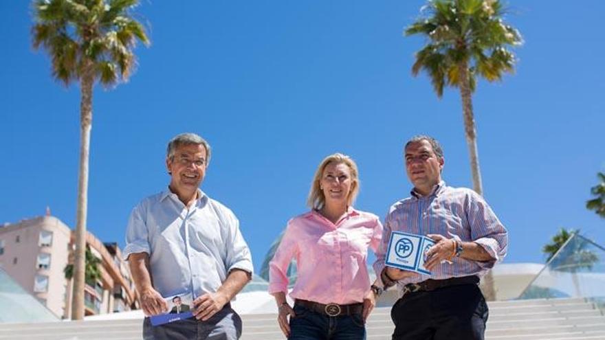 José María García Urbano, Carolina España y Elías Bendodo han participado en un acto público en Estepona.