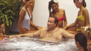Jesús Gil en un jacuzzi rodeado de mujeres, uno de los momentos históricos de la televisión española protagonizados por Mediaset, la cadena de Berlusconi. 
