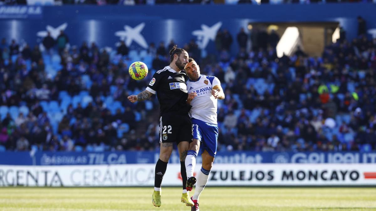 Zapater pelea con Mumo un balón aéreo