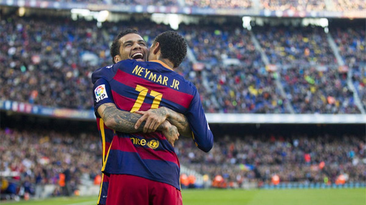 Neymar y Alves celebrando el primer gol del FC Barcelona