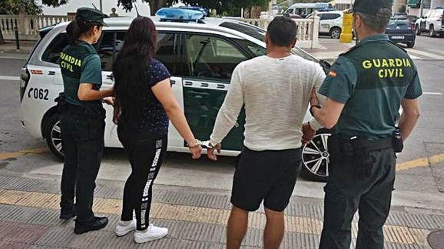 La Guardia Civil con los dos detenidos por el robo del reloj de 100.000 euros en Calp.