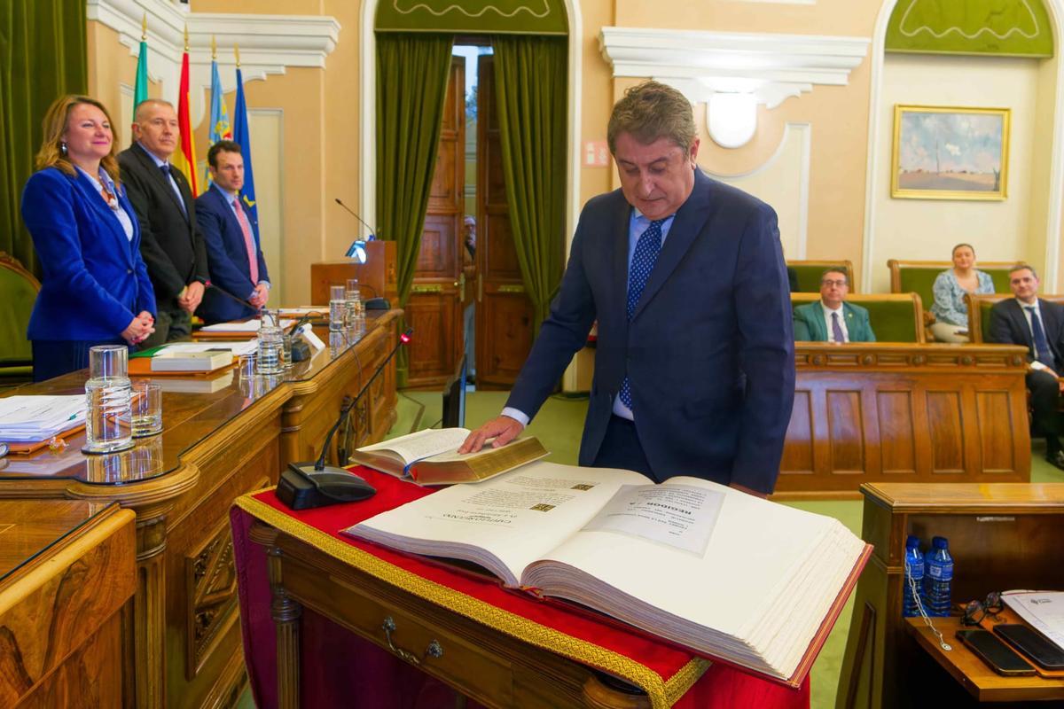 Gonzalo Romero en el momento de jurar su cargo como concejal, este jueves, en el pleno.