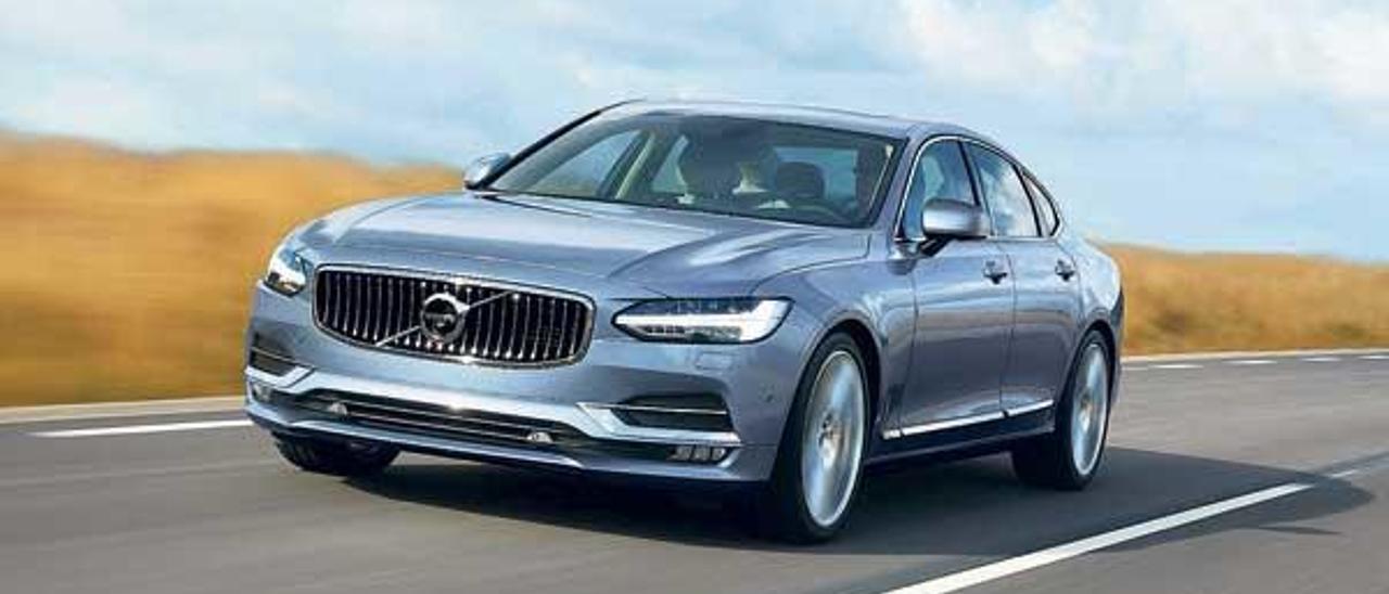 El Volvo S90 es el nuevo modelo que refuerza la participación de Volvo Cars en el segmento sedán premium. // FDV