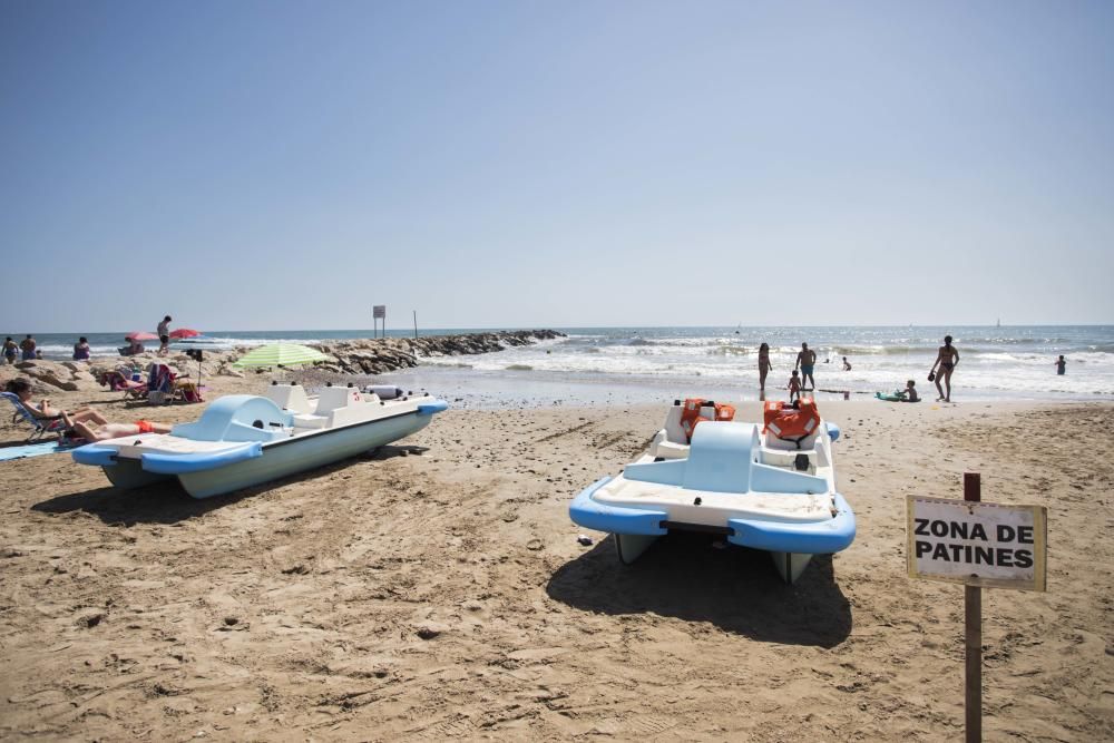 Veraneantes y visitantes en las playas de l'Horta.