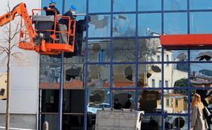 Limpian las pintadas y reparan los destrozos de la comisaría de Mossos de Vic tras los incidentes por la detención de Pablo Hásel.