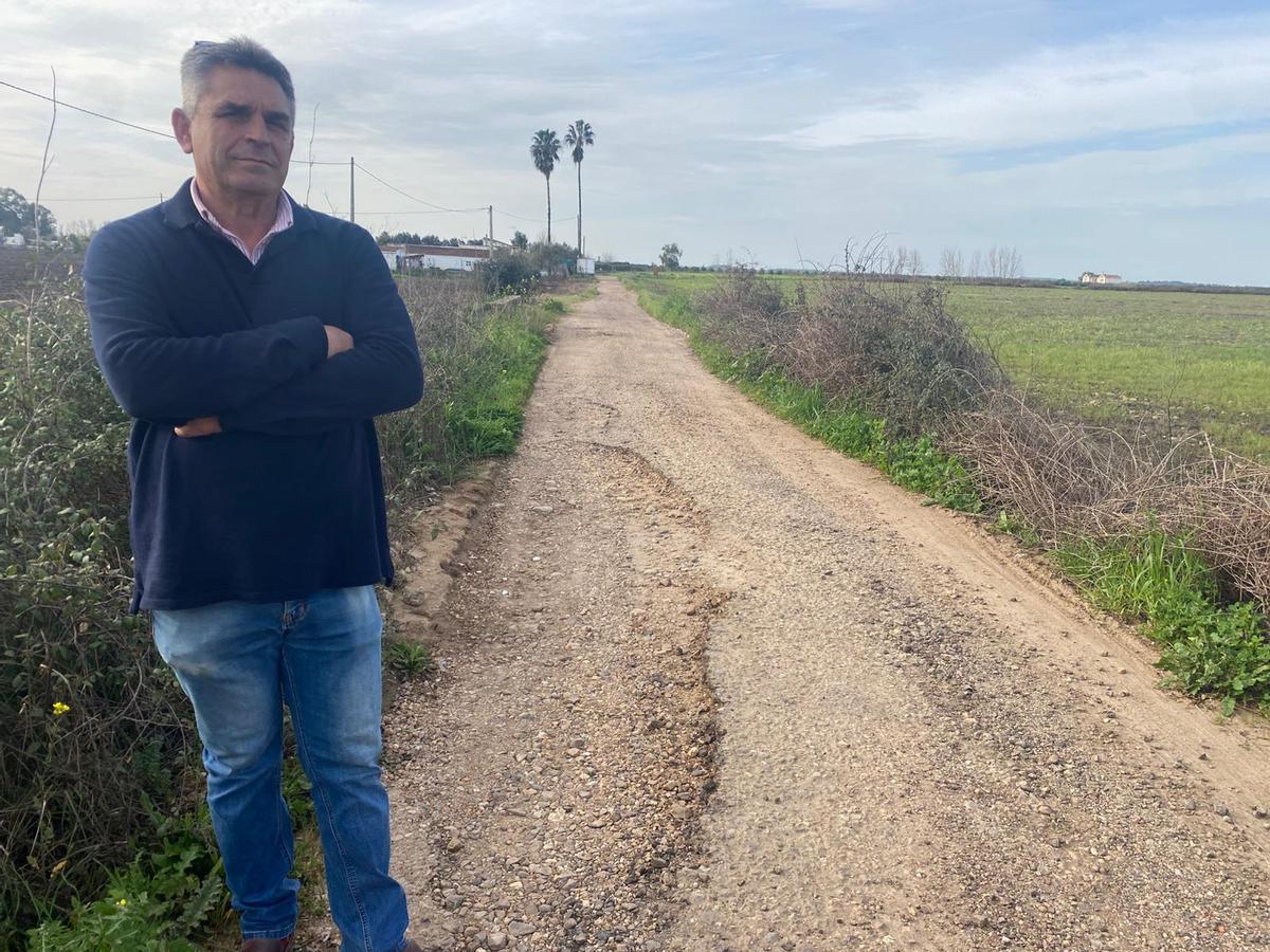 El director del centro Arca de Noé, Vicente Gutiérrez Méndez, en el camino de acceso a las instalaciones.