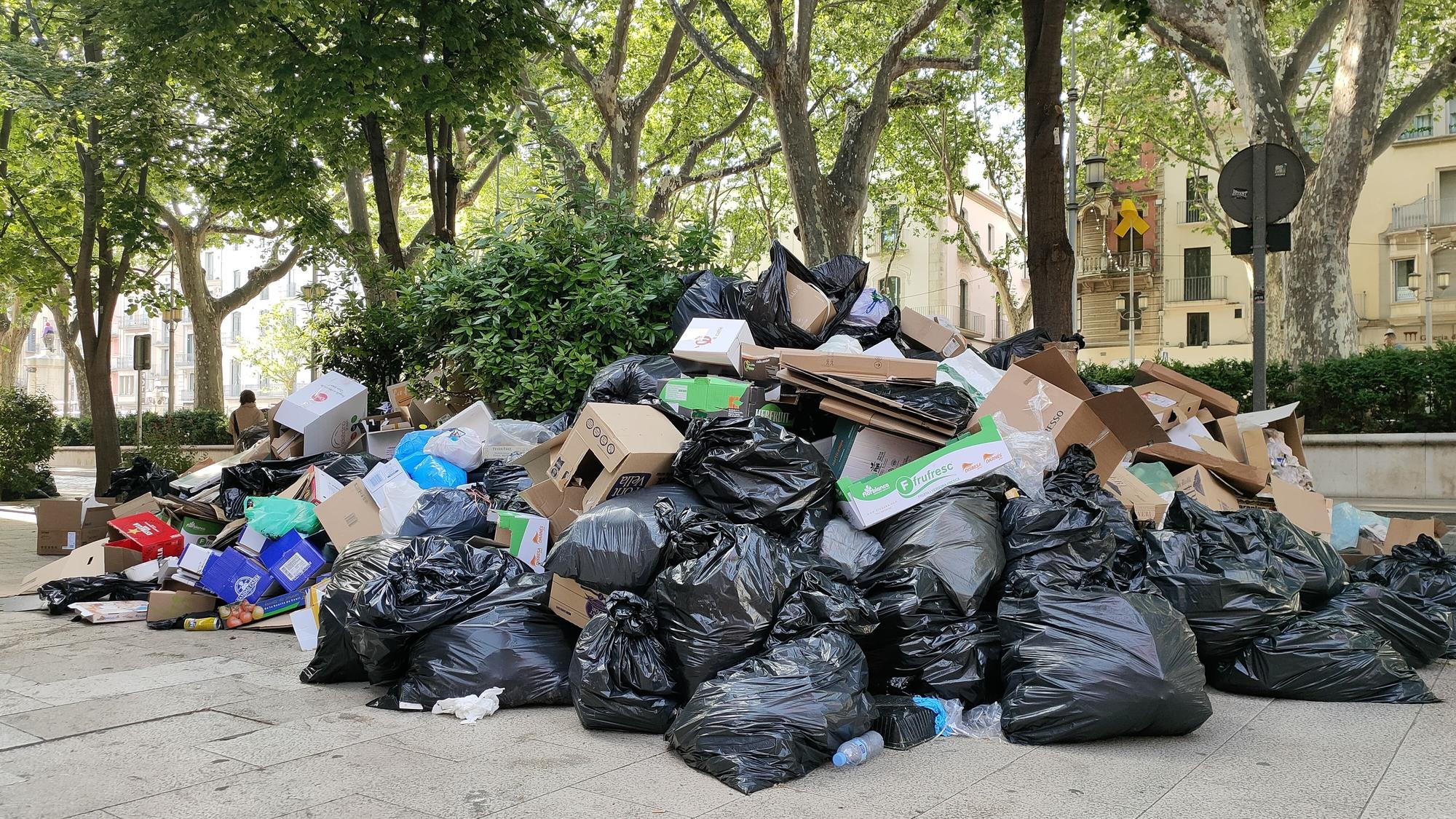 Figueres segueix patint la vaga d'escombraries una setmana després