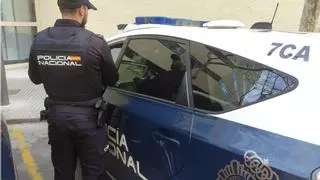 Rompe un cristal y, ensangrentado, trata de pegar a los policías que acaban deteniéndolo en Murcia