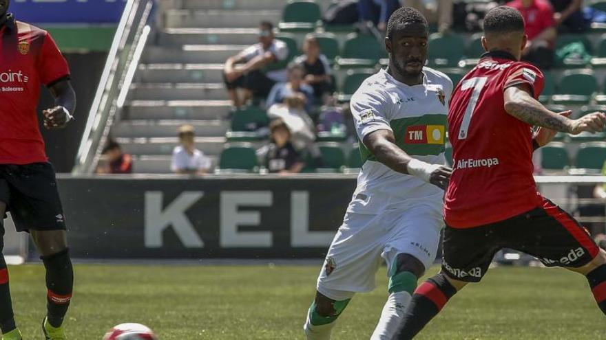 Neyder Lozano lucha por un balón con un jugador del Mallorca