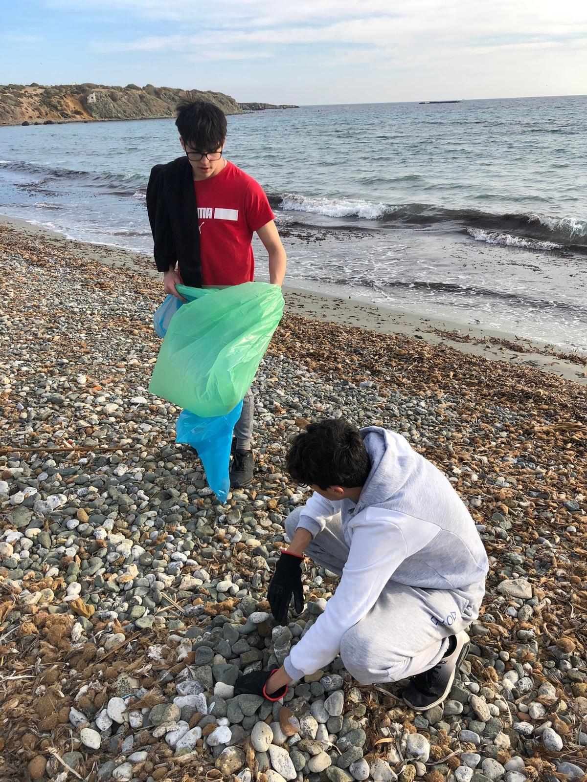 Dos estudiantes recogiendo muestras en Tabarca