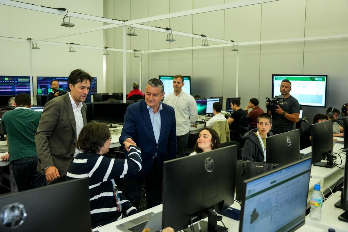 El consejero Antonio Sanz visita el Centro de Difusión de Datos ubicado en el Pabellón de la Navegación de Sevilla para las elecciones andaluzas del 17M