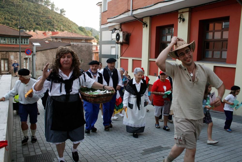 Llegada a Candás de los participantes en la semana de teatro costumbrista