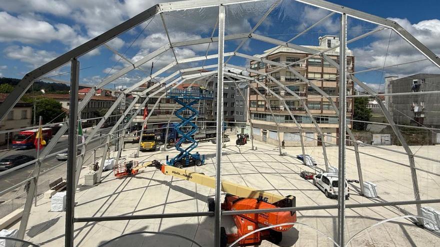 Avanza la instalación de la carpa en la Praza do Concello. | Concello de A Estrada