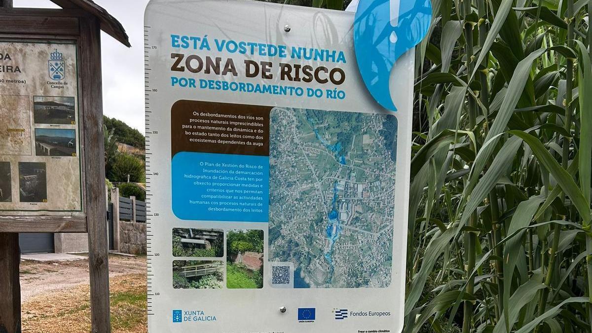 Uno de los carteles colocados en Cangas.