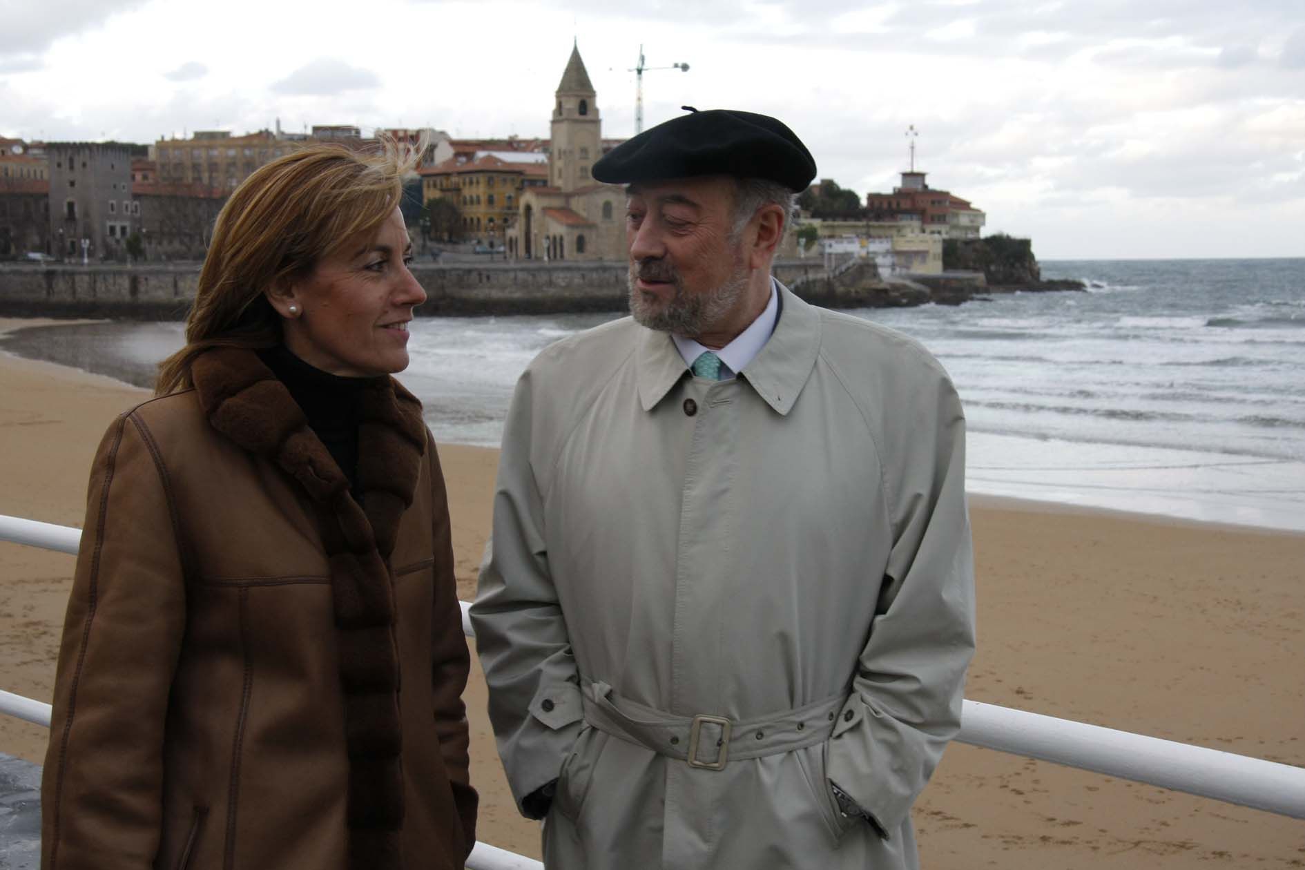 En el paseo del muro de Gijón con Pilar Fernández Pardo durante la campaña de las generales.