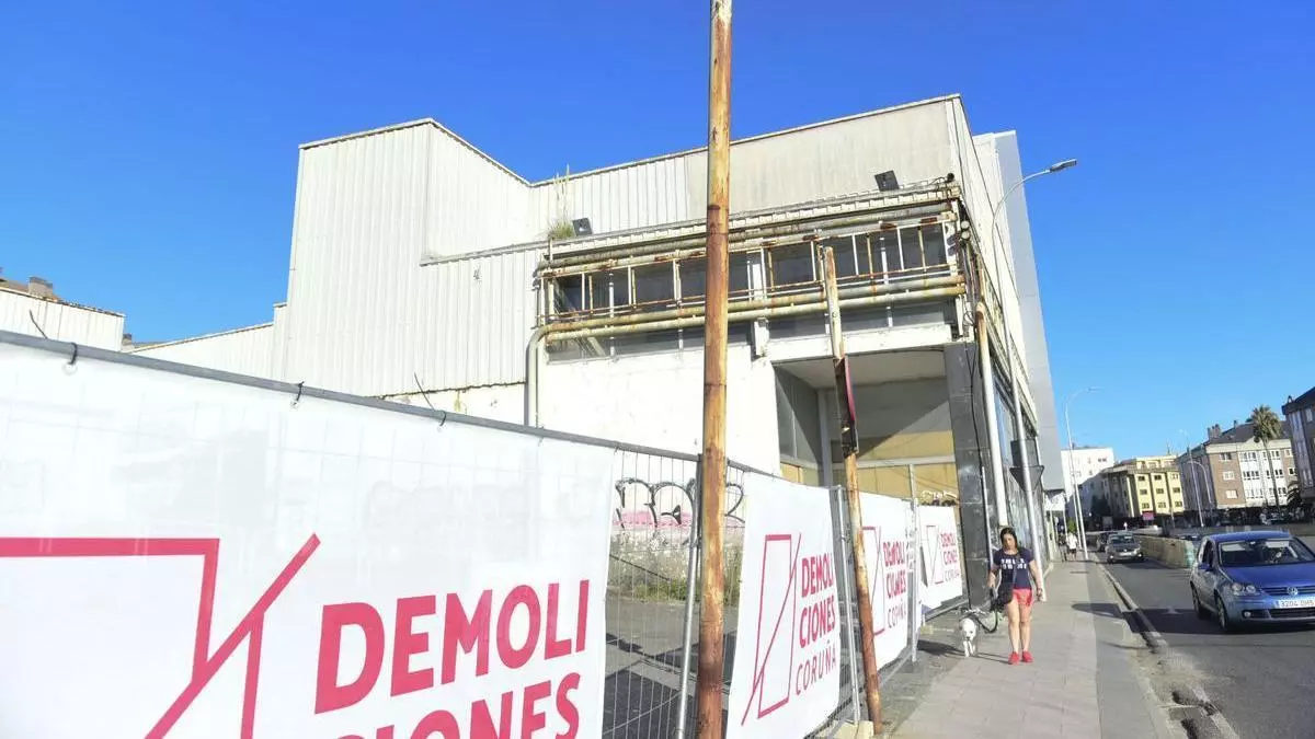 El derribo de la antigua Opel abre la puerta a nuevas viviendas y más zona verde en Perillo