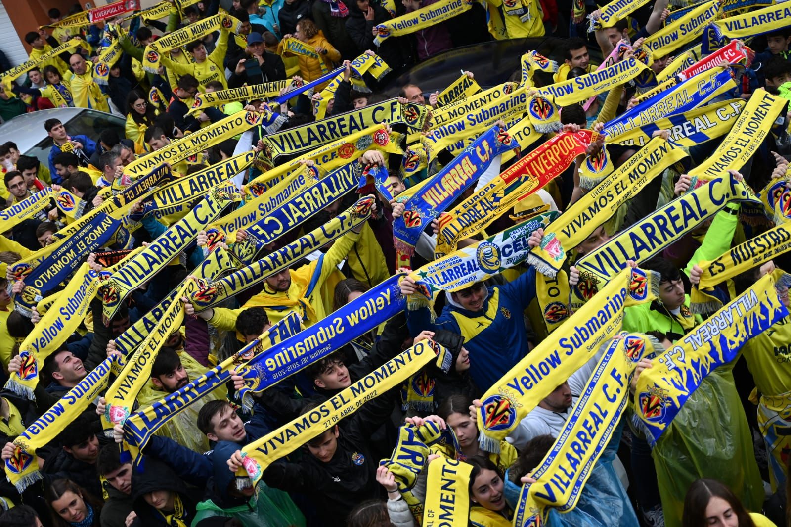 Fotogalería | La lluvia no frena las ganas de la afición del Villarreal de ver a su equipo en la final de Champions