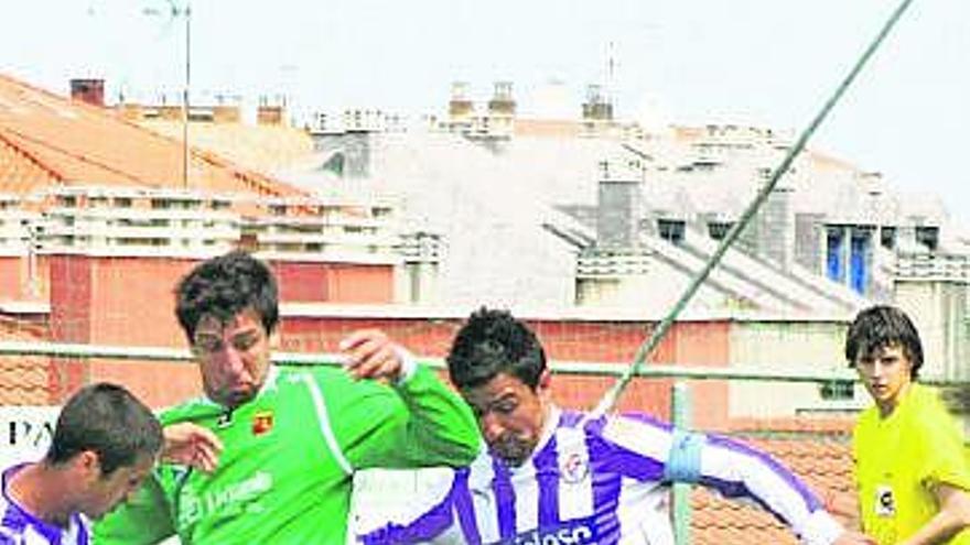 Mini, autor del gol llanisco, pelea el balón ante dos vallisoletanos.