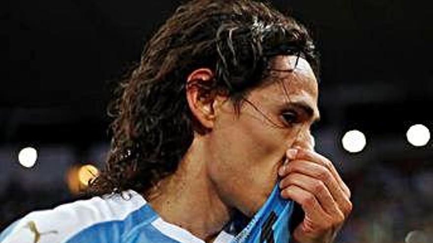 Cavani se besa el escudo.