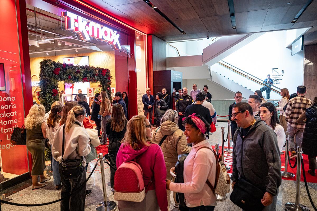 Furor y ofertas en el estreno de la primera tienda en Barcelona del outlet de grandes marcas TK-Maxx