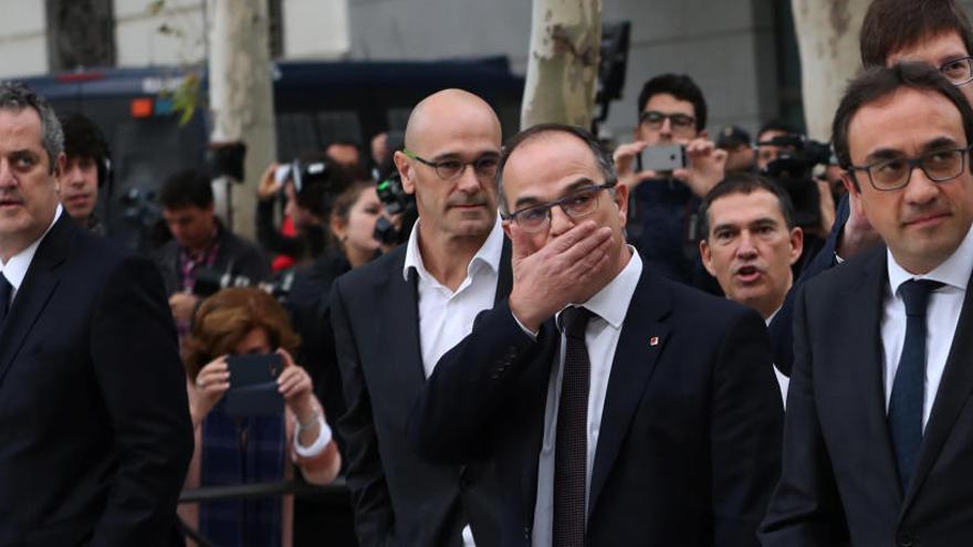 Part dels consellers que s&#039;han desplaçat a Madrid, abans de declarar a l&#039;Audiència.