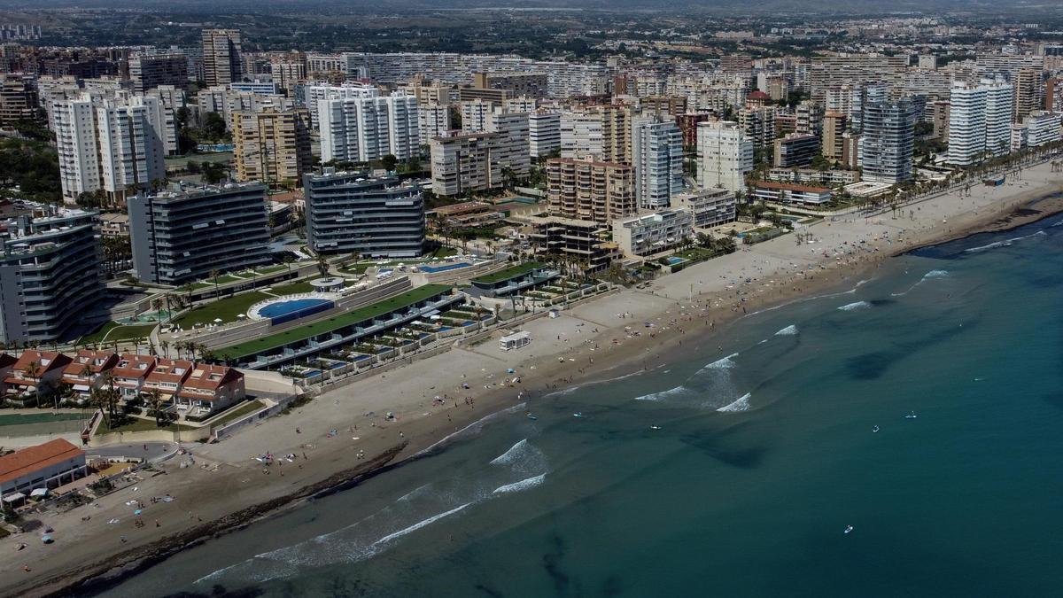Una panorámica de la playa de San Juan de Alicante, uno de los destinos con mayor peso de compradores nacionales de segunda residencia.