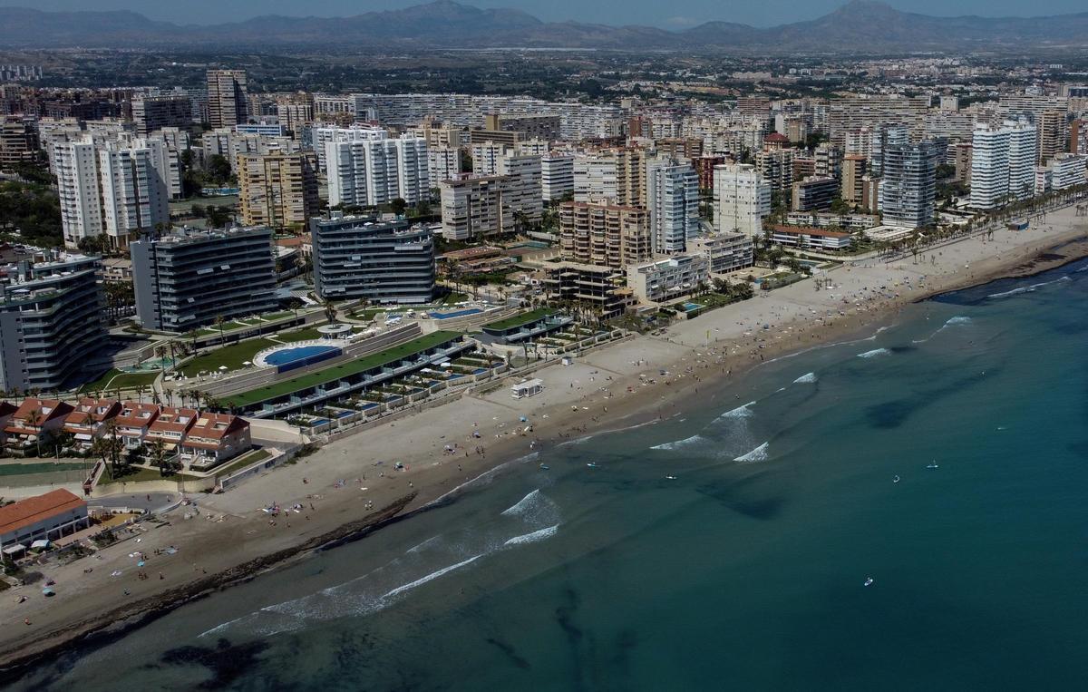 Una panorámica de la playa de San Juan de Alicante, uno de los destinos con mayor peso de compradores nacionales de segunda residencia.