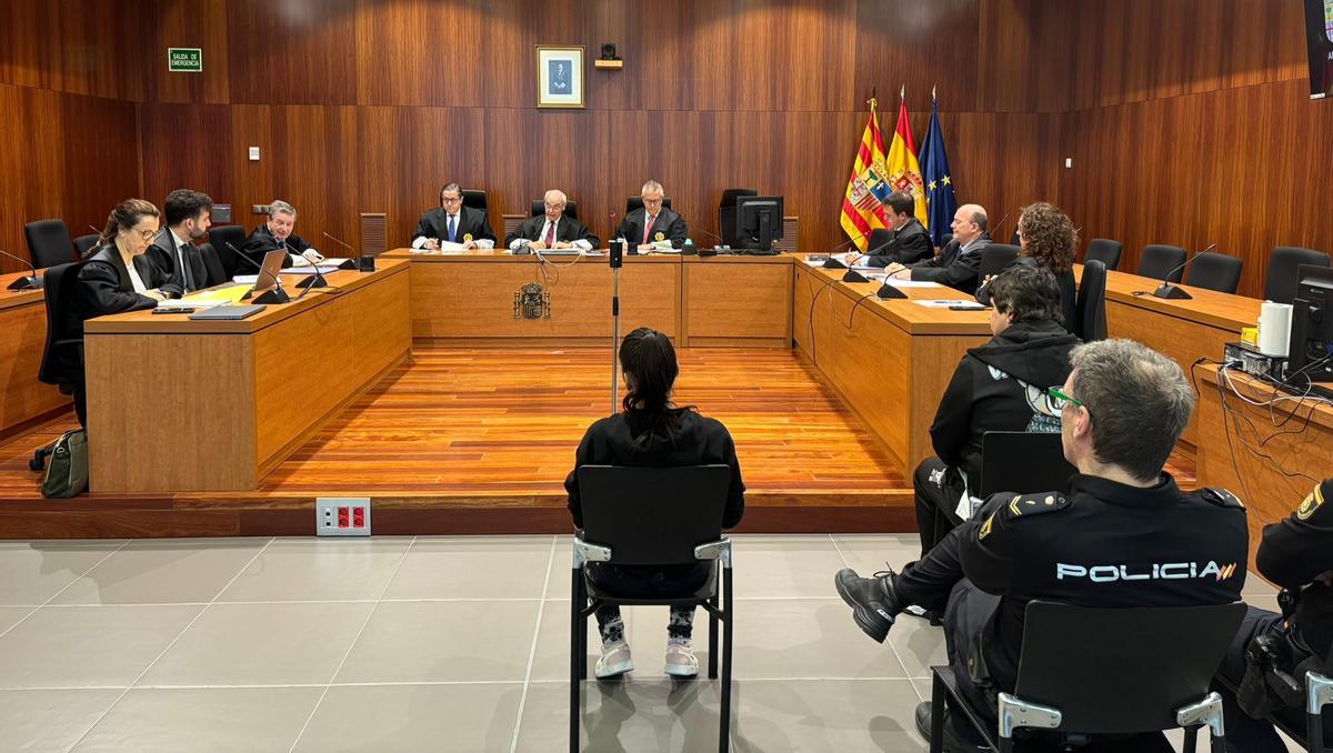 De izquierda a derecha, Y. B. M. y J. A. C. R., en el juicio celebrado este jueves en la Audiencia Provincial de Zaragoza.